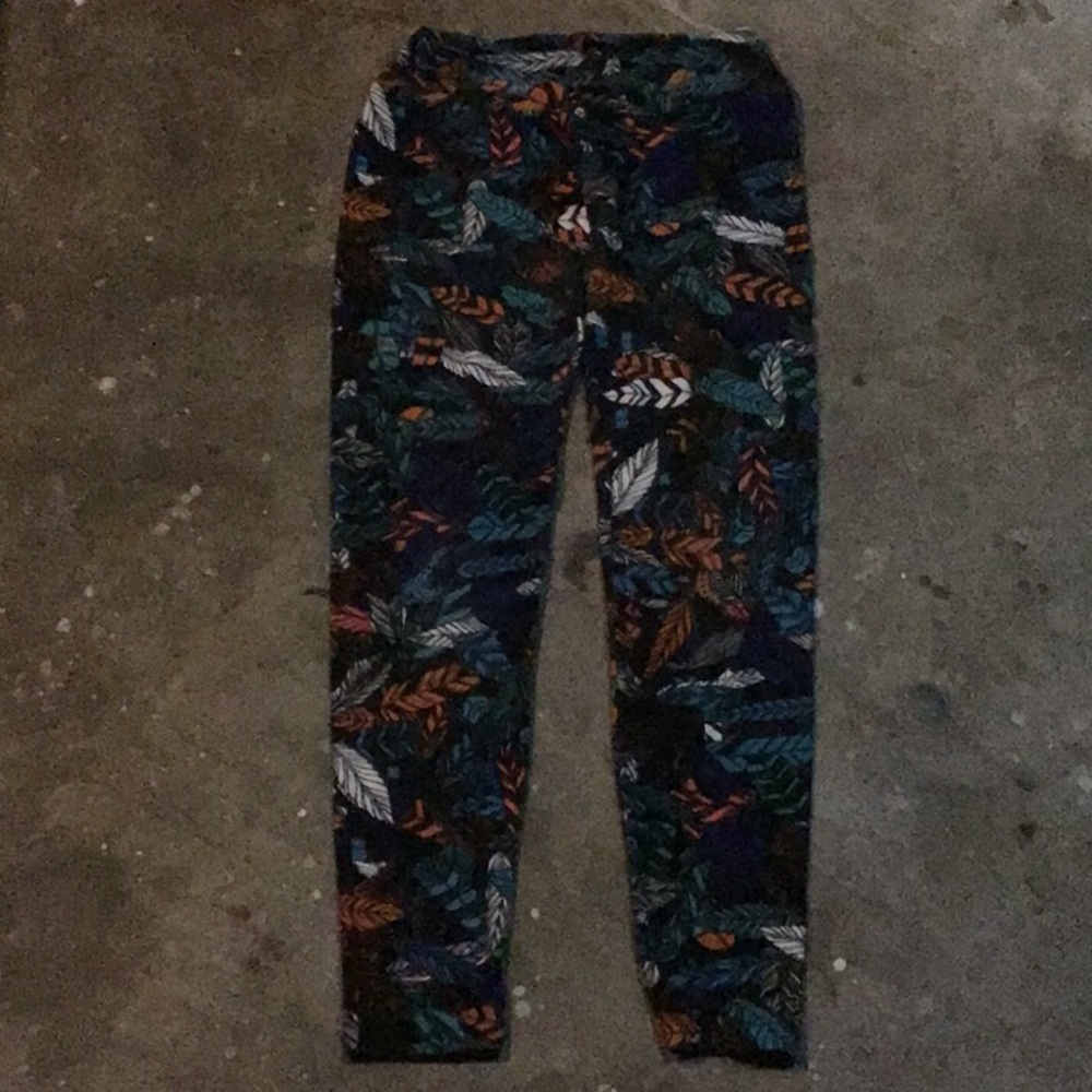 feather patterned leggings